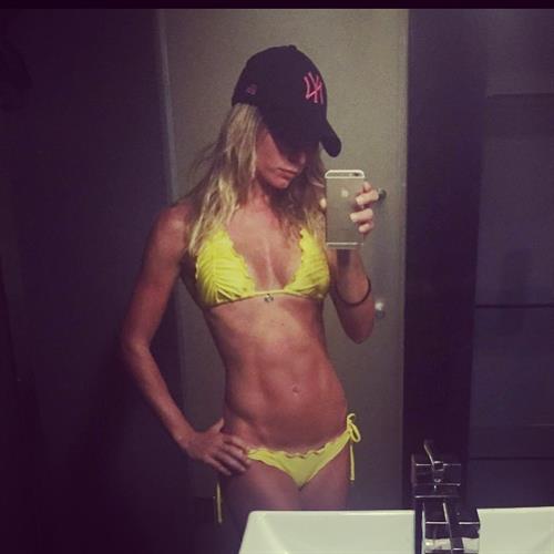 Frida Heineman in a bikini taking a selfie