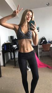 Alissa Violet taking a selfie