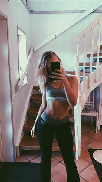 Stina Jonsson taking a selfie