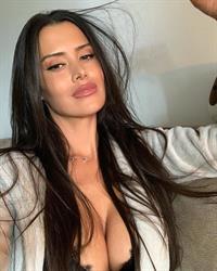 Eva Padlock taking a selfie