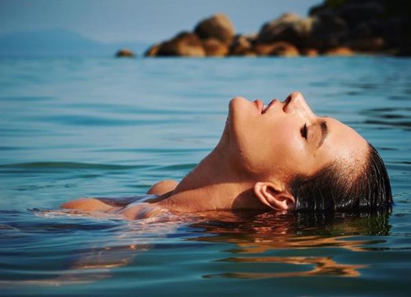 Alessandra Ambrosio sexy bikini and swimsuit photo shoot.








