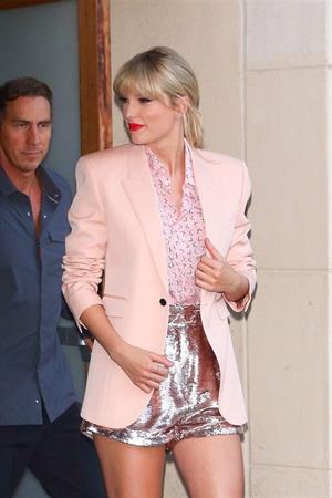 Taylor Swift sexy legs in a short skirt seen by paparazzi.


