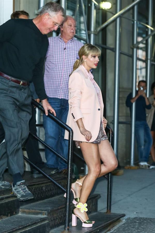 Taylor Swift sexy legs in a short skirt seen by paparazzi.


