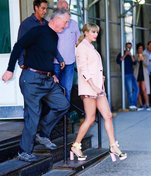 Taylor Swift Pictures Taylor Swift sexy legs in a short skirt seen by paparazzi.