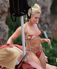 Gabby Allen sexy bikini photos seen by paparazzi on a beach in Barbados she has a nice ass.








