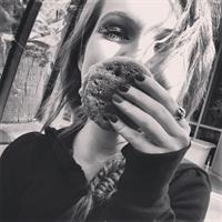 Sammi Hanratty taking a selfie