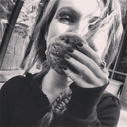 Sammi Hanratty taking a selfie