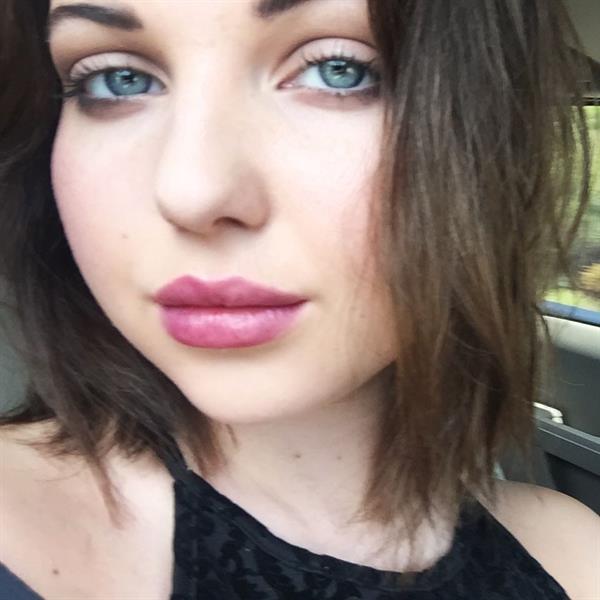 Sammi Hanratty taking a selfie