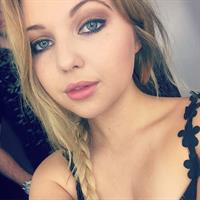 Sammi Hanratty taking a selfie