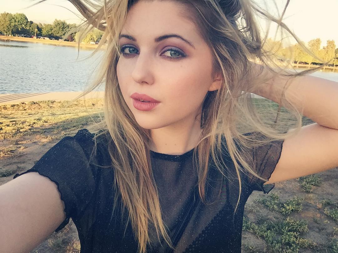 Sammi Hanratty taking a selfie