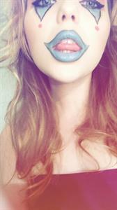 Sammi Hanratty taking a selfie