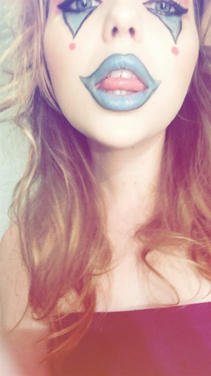 Sammi Hanratty taking a selfie