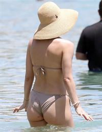 Katharine McPhee sexy bikini photos showing her boobs and ass seen by paparazzi.



