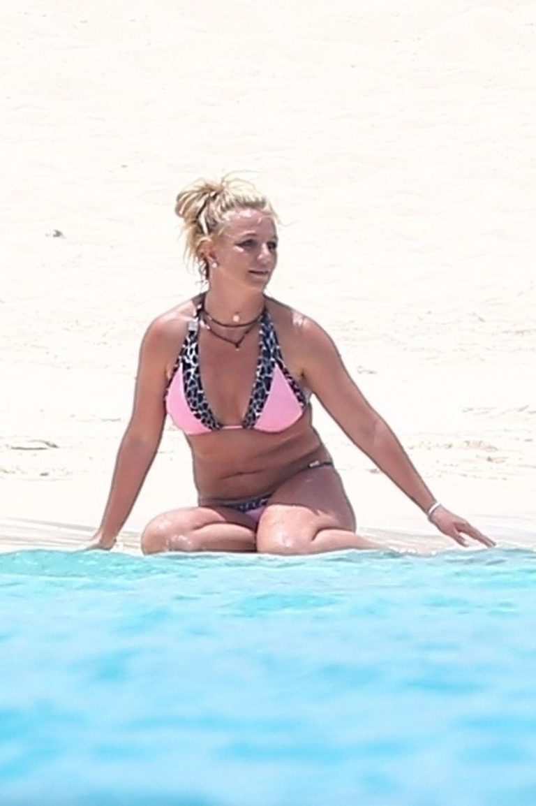 Britney Spears Bikini Pictures Britney Spears in a sexy bikini on the beach seen by paparazzi.
