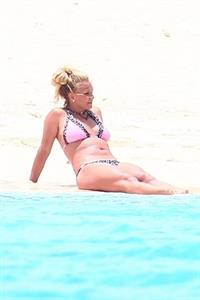 Britney Spears in a sexy bikini on the beach seen by paparazzi.




