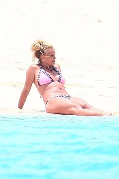 Britney Spears in a sexy bikini on the beach seen by paparazzi.




