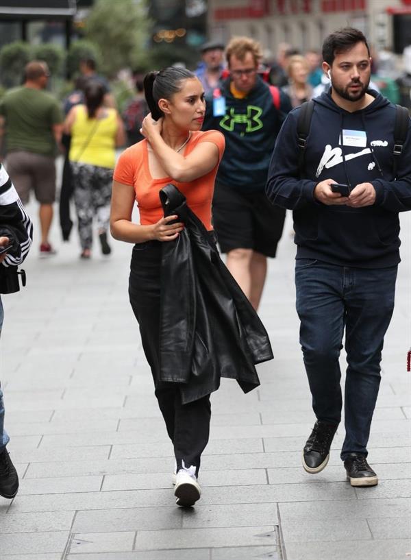 Raye braless tits pokies seen by paparazzi.










