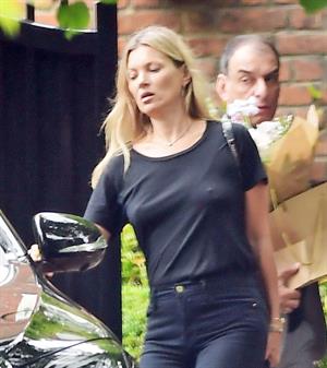 Kate Moss braless tits pokies seen by paparazzi.













