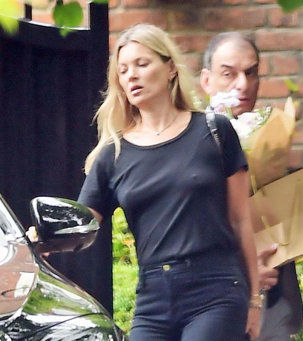 Kate Moss braless tits pokies seen by paparazzi.













