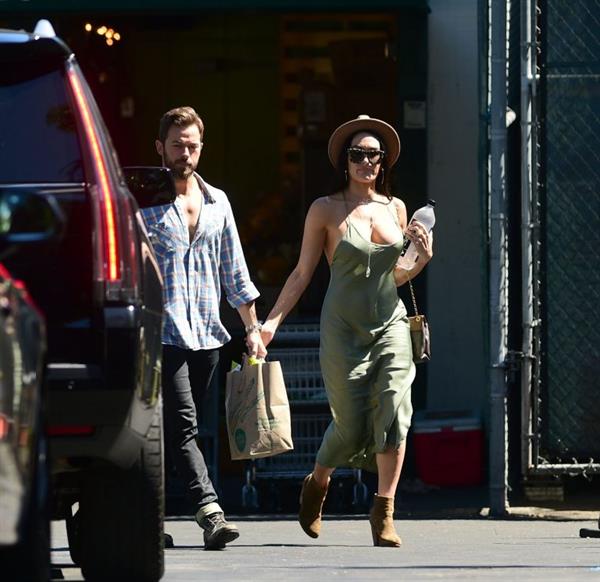 Nikki Bella braless boobs in a green dress seen by paparazzi.
















