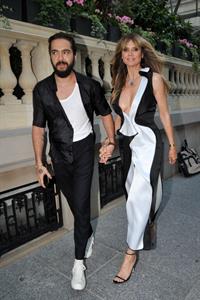 Heidi Klum sexy braless cleavage showing her boobs in a black and white dress seen by paparazzi.






















