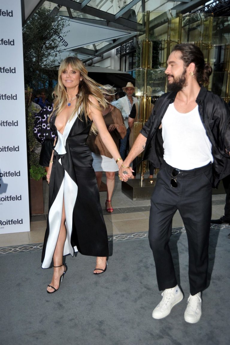 Heidi Klum sexy braless cleavage showing her boobs in a black and white dress seen by paparazzi.






















