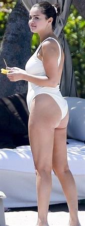 Selena Gomez sexy ass in a swimsuit seen on the beach by paparazzi.


