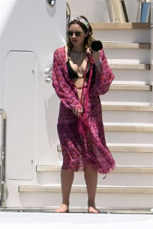 Katharine McPhee sexy bikini nip slip seen by paparazzi.



