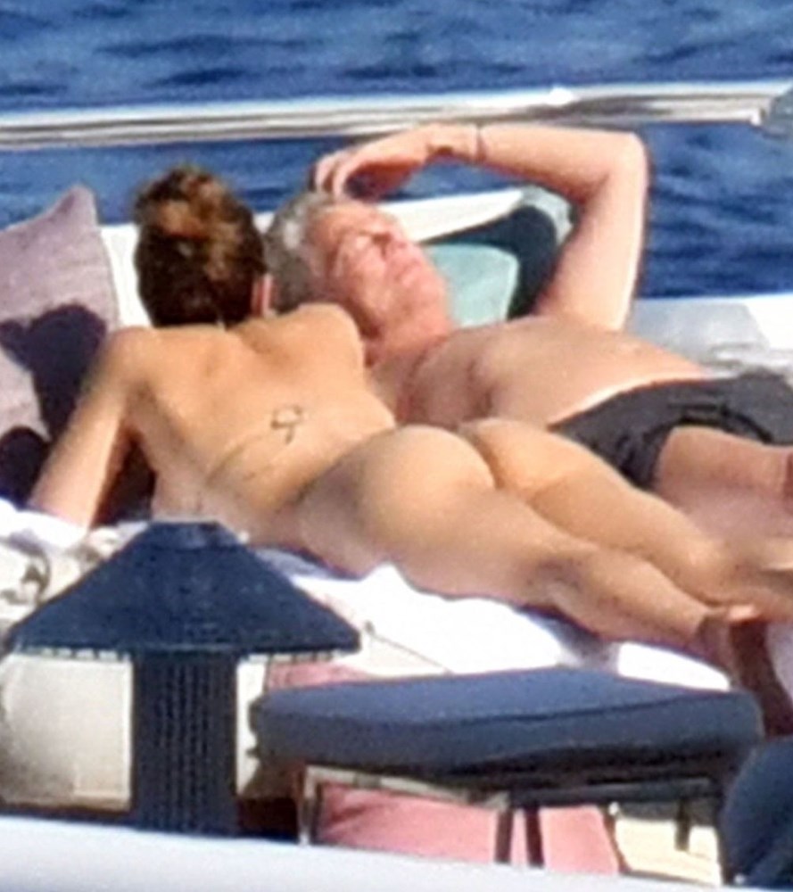 Katharine McPhee nude big boobs caught topless by paparazzi tanning.










