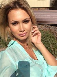 Ella Rose taking a selfie