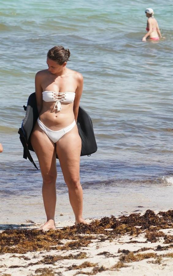 Julieanna Goddard YesJulz in a white thong bikini seen by paparazzi at the beach.






