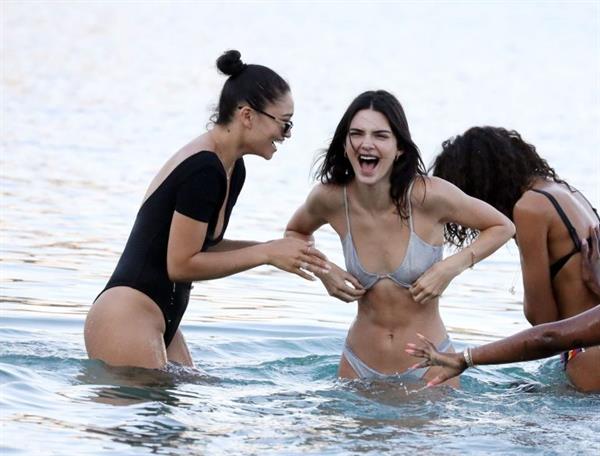 Kendall Jenner sexy ass in a thong bikini seen by paparazzi in the water at the beach.




























