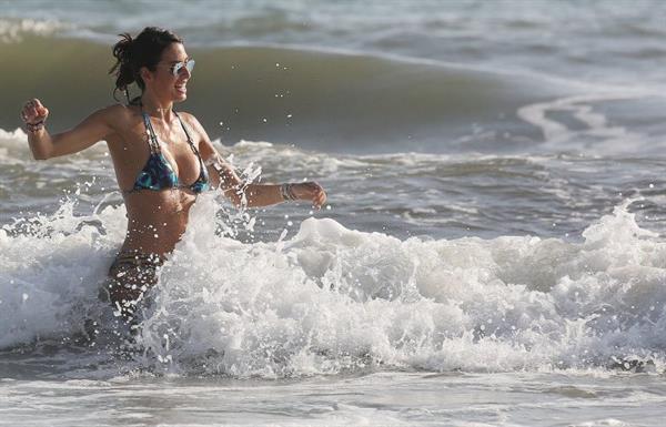 Elisabetta Gregoraci sexy thong bikini showing her sexy ass and cleavage at the beach seen by paparazzi.







