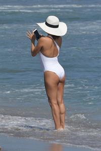 Eva Longoria sexy ass in a swimsuit at the beach seen by paparazzi.
















