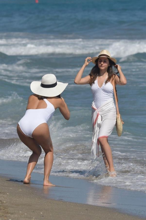Eva Longoria sexy ass in a swimsuit at the beach seen by paparazzi.
















