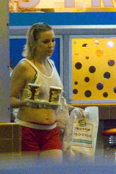 Kate Hudson looking sexy in a bikini top seen by paparazzi.


















