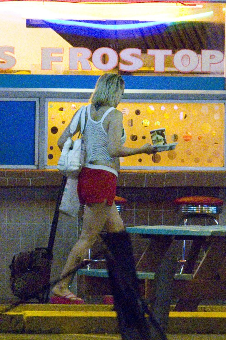 Kate Hudson Pictures Kate Hudson looking sexy in a bikini top seen by paparazzi.