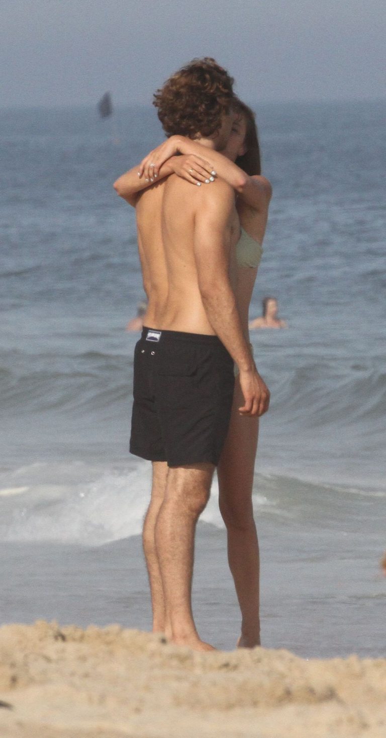 Nina Agdal sexy ass in a thong bikini at the beach with her boyfriend seen by paparazzi.











