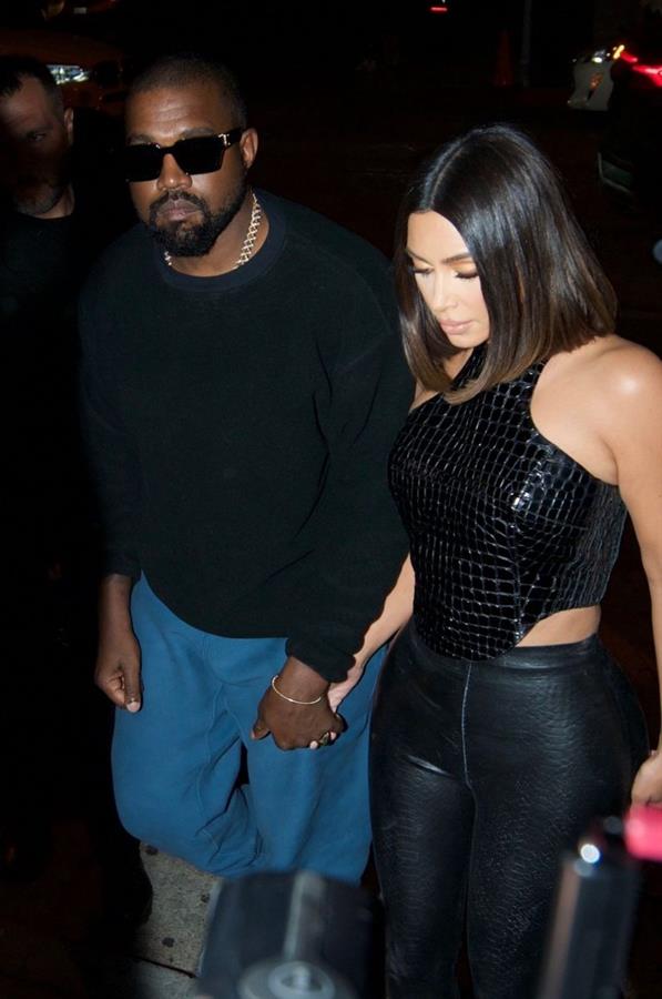 Kim Kardashian sexy in a tight leather outfit seen by paparazzi with her husband Kanye West.














