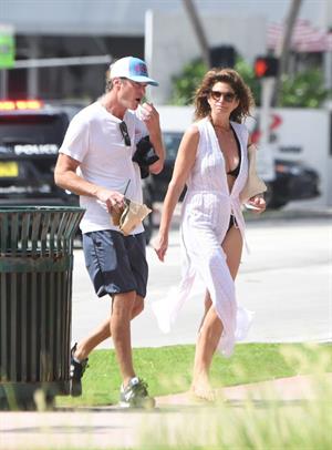 Supermodel Cindy Crawford in a sexy bikini showing nice cleavage seen by paparazzi.





















