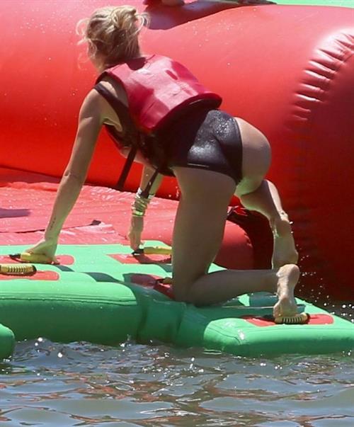 Elsa Pataky sexy ass and cleavage in a swimsuit seen by paparazzi with Chris Hemsworth.














