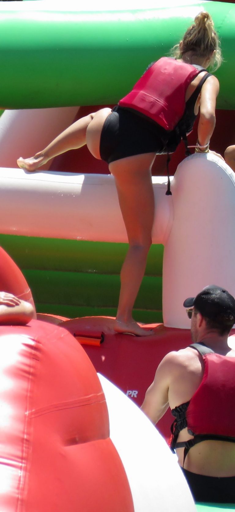 Elsa Pataky sexy ass and cleavage in a swimsuit seen by paparazzi with Chris Hemsworth.














