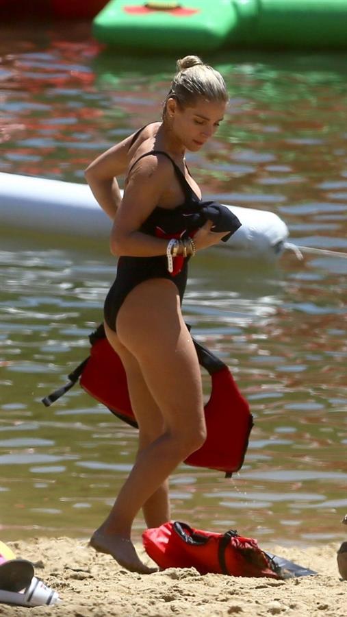 Elsa Pataky sexy ass and cleavage in a swimsuit seen by paparazzi with Chris Hemsworth.














