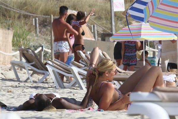 Paola Egonu caught topless at the beach with her nude boobs exposed seen by paparazzi with Francesca Piccinini and Jovana Stevanovic.



















