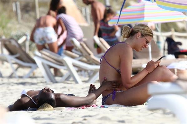 Paola Egonu caught topless at the beach with her nude boobs exposed seen by paparazzi with Francesca Piccinini and Jovana Stevanovic.



















