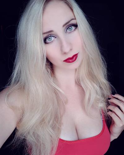 Nicole Willerton taking a selfie