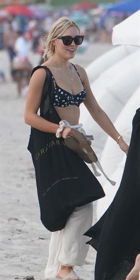 Cassie Randolph sexy ass in a bikini seen by paparazzi at the beach.


