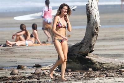 Gisele Bundchen sexy ass in a thong bikini at the beach seen by paparazzi with Tom Brady.

