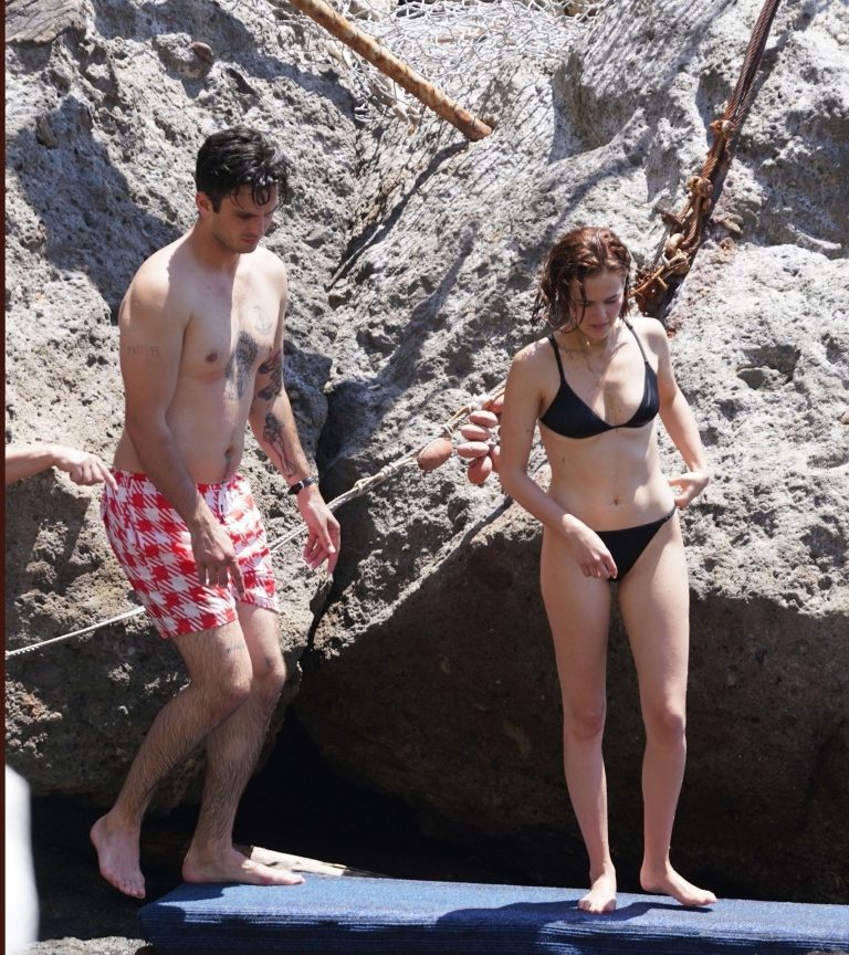 Zoey Deutch sexy boobs and ass in a little bikini in the water seen by paparazzi.



















