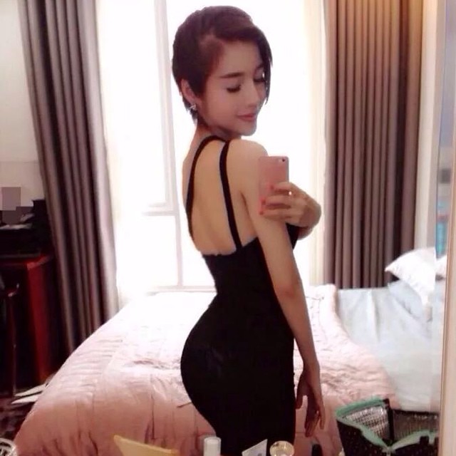 Elly Tran Ha Selfie Pictures Elly Tran Ha taking a selfie